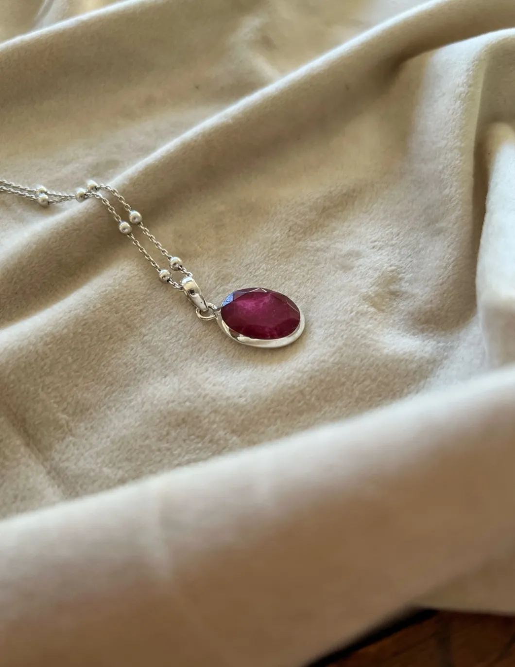 Medaglione Ovale Piccolo Rubino Africano Sfaccettato