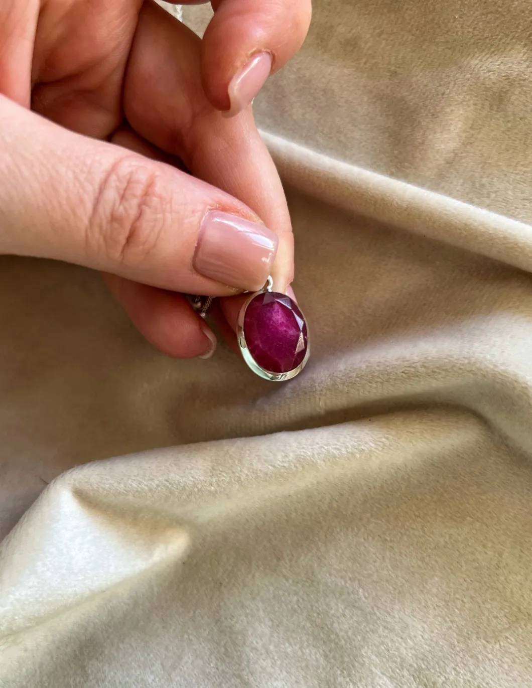 Medaglione Ovale Piccolo Rubino Africano Sfaccettato