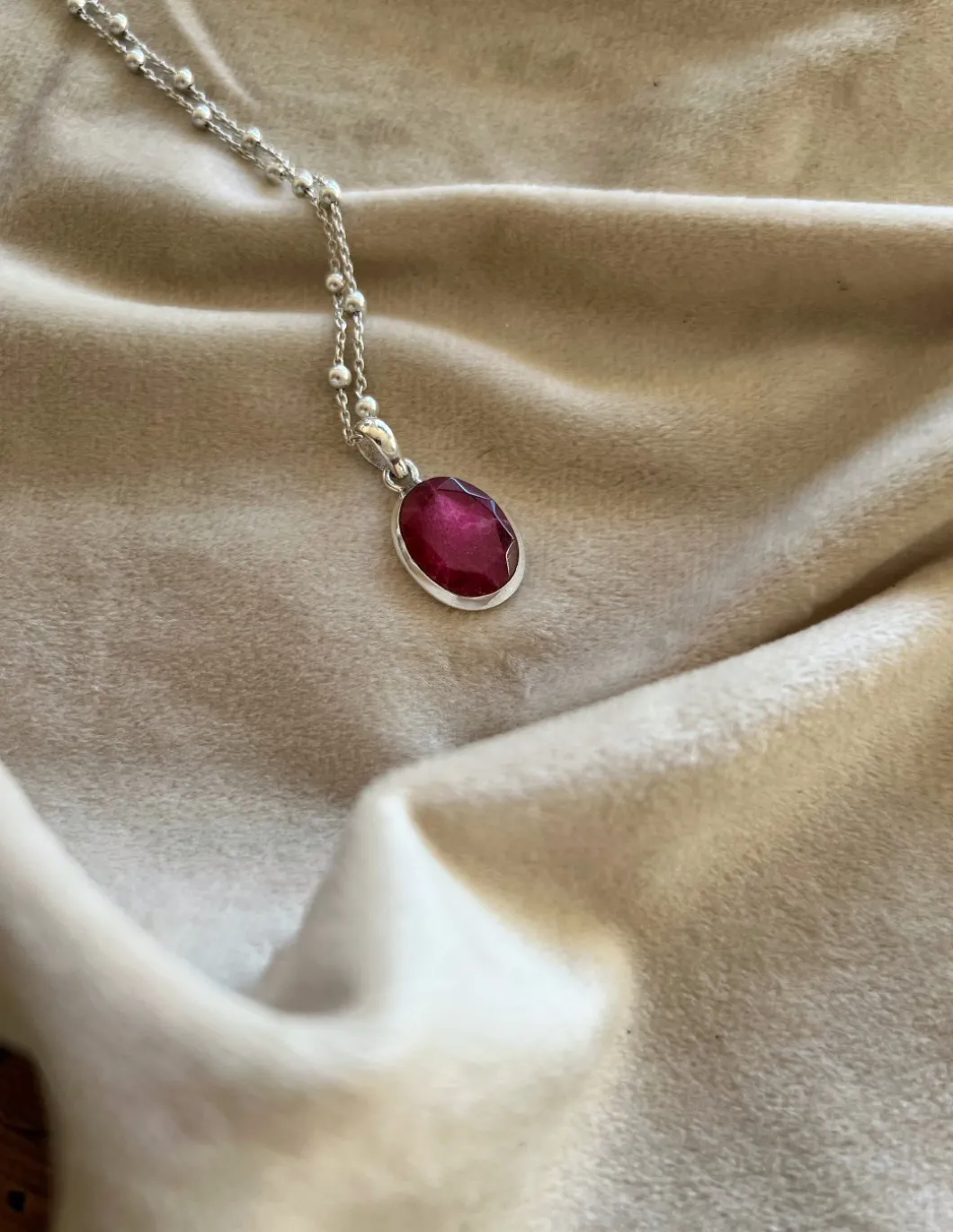 Medaglione Ovale Piccolo Rubino Africano Sfaccettato